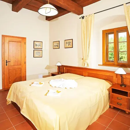 Kristin Hradek Hotel Decin