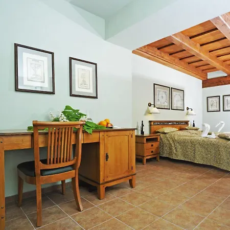 Kristin Hradek Hotel *